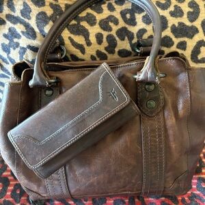 Frye Beautifully show cases the genuine Leather🌺